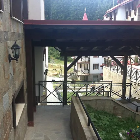 In Castle Complex פמפורובו